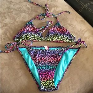 Victoria’s Secret Rainbow Leopard print bikini 💙